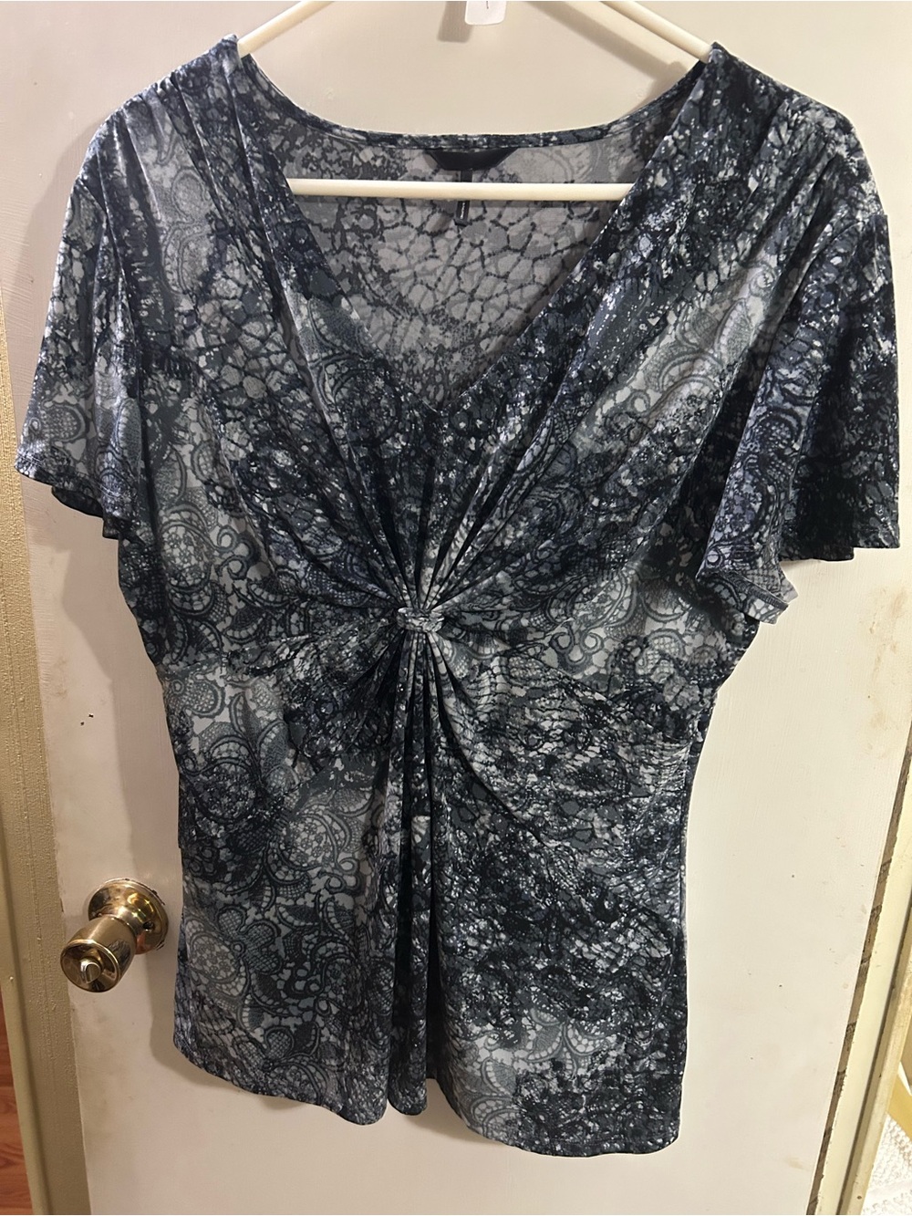 Women's Twist-Front Black & Gray Patterned Short Sleeve Tee